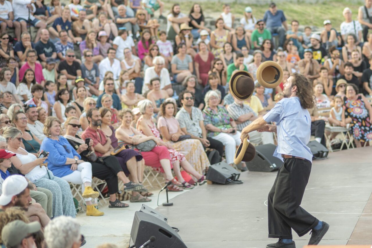 Festival d'Alba 2023 jongleur devant le public installé dans le Théâtre Antique D'Alba la Romaine